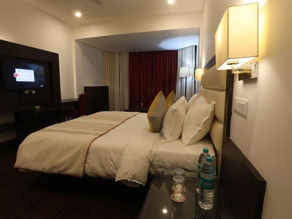 Hotel Natraj Risikés Kültér fotó