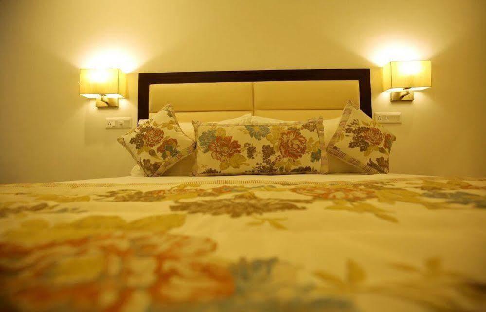Hotel Natraj Risikés Kültér fotó